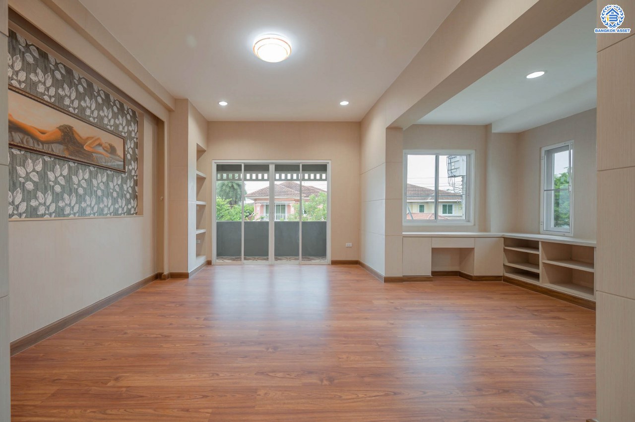 บ้านเดี่ยวมือสอง โครงการ เดอะวอเตอร์เฮ้าส์ กาญจนาฯ-บางบอน รองรับทุกความสุข เนื้อที่ 117.1 ตร.ว. ฟังก์ชัน 5 ห้องนอน 4 ห้องน้ำ 1 ห้องอเนกประสงค์ 1 ห้องแม่บ้าน จอดรถได้ 1 คัน บนทำเลใกล้รถไฟฟ้าสายสีน้ำเงิน "สถานีหลัก2" และจุดขึ้นทางด่วน "พระราม2" และ The Mall บางแค